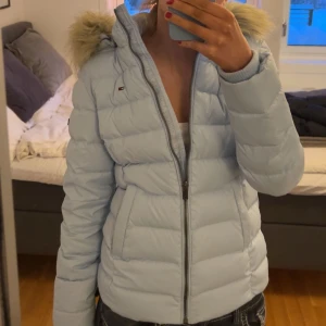 Tommy Hilfiger Jacka - Säljer min gamla TH jacka.  Passar bra på mig som brukar ha S. Använd under en vinter men inga defekter. Det går att ta av både luvan och det fluffiga på.   Köpt för ungefär 1500.