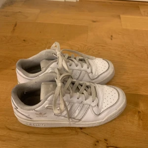 Adidas forum low - Säljer dessa väl använda Adidas forum low💕 stl 38 och köpta på footlocker i Köpenhamn förra året💕 köptes för 969 DKK. ⚠️Saknar kardborrebanden⚠️! Pris går att diskutera!!🫶