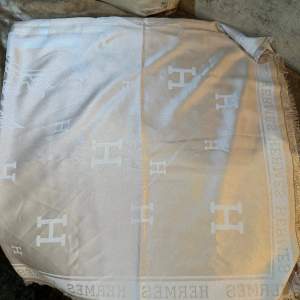 Säljer en endast provad Hermes sjal i Champange/Guld färg. Str 127 x 120 cm. 