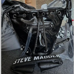 Steve Madden ny bucket bag / väska  - Snygg ny väska , bucket modell. Säljes med dustbag.  Pris är förhandlingsbart!  Önskas mer bilder, skriv! 
