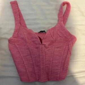 Korsett top Zara - Rosa korsett top från Zara i rosa. Jättefin men har inte kommit till användning. Liten i strl. 150kr+frakt