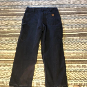 Carhartt Carpenter - Carhartt carpenter lose fit byxa.  Strl: 34/30 (Midja/Längd) Sparsamt använda. Exakta mått går att ordna vid behov.   