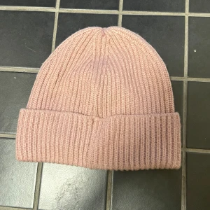 Ljusrosa mössa  - Ljusrosa mössa från H&M