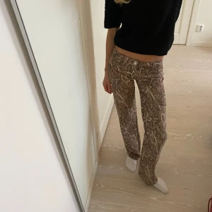 Mönstrade jeans - Så sjukt coola ormmönsyrade jeans från h&m som jag sytt om till lågmidjade💕 aldrig använda, Midjemått 38 rakt över, innerbenslängd 82 (jag är 175)