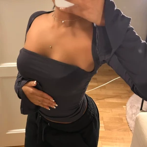 Soft touch square neck top - soft touch square neck top från gina tricot köpt för 260kr. Den är använd en gång men säljes nu då jag inte passar i färgen!🩵