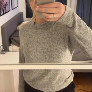 Grå tröja - Tröjan är extreeemt mjuk och skön. Storlek S men passar även M