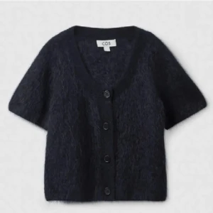 Cos kofta - Säljer min snygga och eftertraktade kofta från cos i jättebra skick!! Säljer direkt för 900kr💙