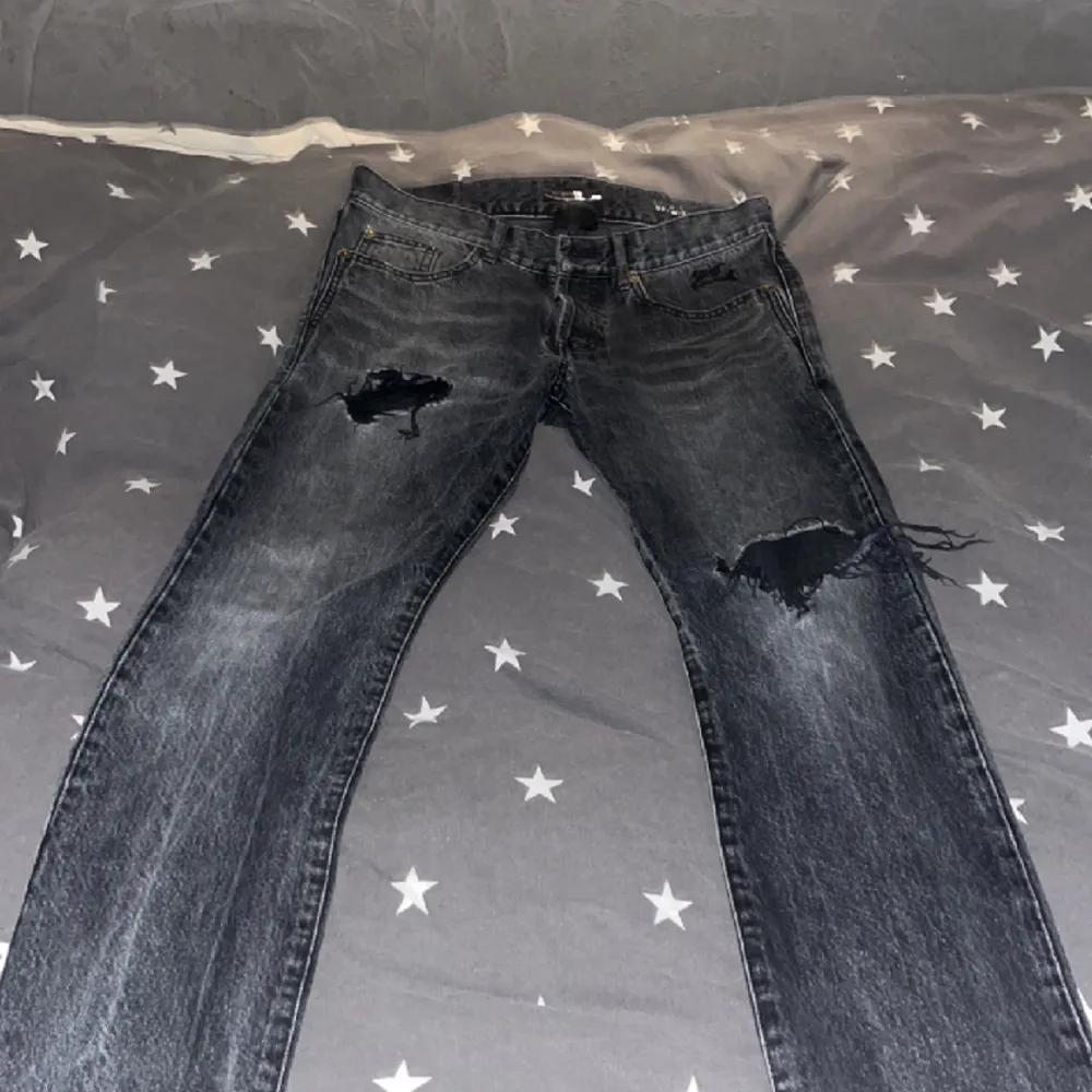 Tja säljer nu mina saint Laurent jeans för de ligger bara och samlar dam, skriv gärna vid frågor! De passar för folk som är mellan 170-180. Jeans & Byxor.