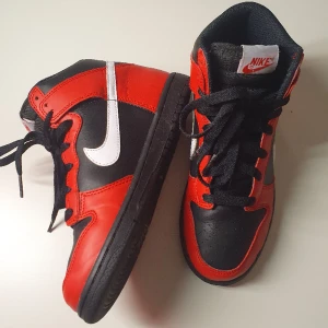Nike air Jordans  mid i strl 35 Innermått 22cm - Mycket fint,ny skick Sparsamt använda I några fåtal gånger  Inga skavanker  Djur-och och rökfritt hem Tveka inte att höra av dig vid några detaljfrågor 