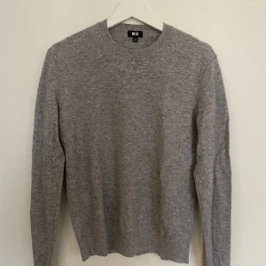 Kashmir Tröja / Sweater - Uniqlo - Kashmir Tröja /Sweater - Uniglo Jag säljer min Uniglo-tröja, 100% kashmir och i perfekt skick. Storlek: S Färg: Grá/ Gray Material: Kashmir 100% Skick: Mycket Bra Sex: Man