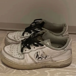Nike  - Säljer nu mina air forces. Dem e signerade av Fredde och Melker på merch och Oliver kastell🔥