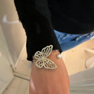 Armring fjäril guld✨✨ - Så snygg armring i toppenskick!! Guld✨går att justera storlek!