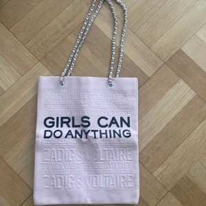 Zadig & Voltaire väska  - Fodrad  Oanvänd  Canvas Ljusrosa  Mått: 41cm hög, 32cm bred 
