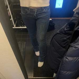 Low waist jeans ifrån zara som inte kommer till användning i färgen mörkblå.