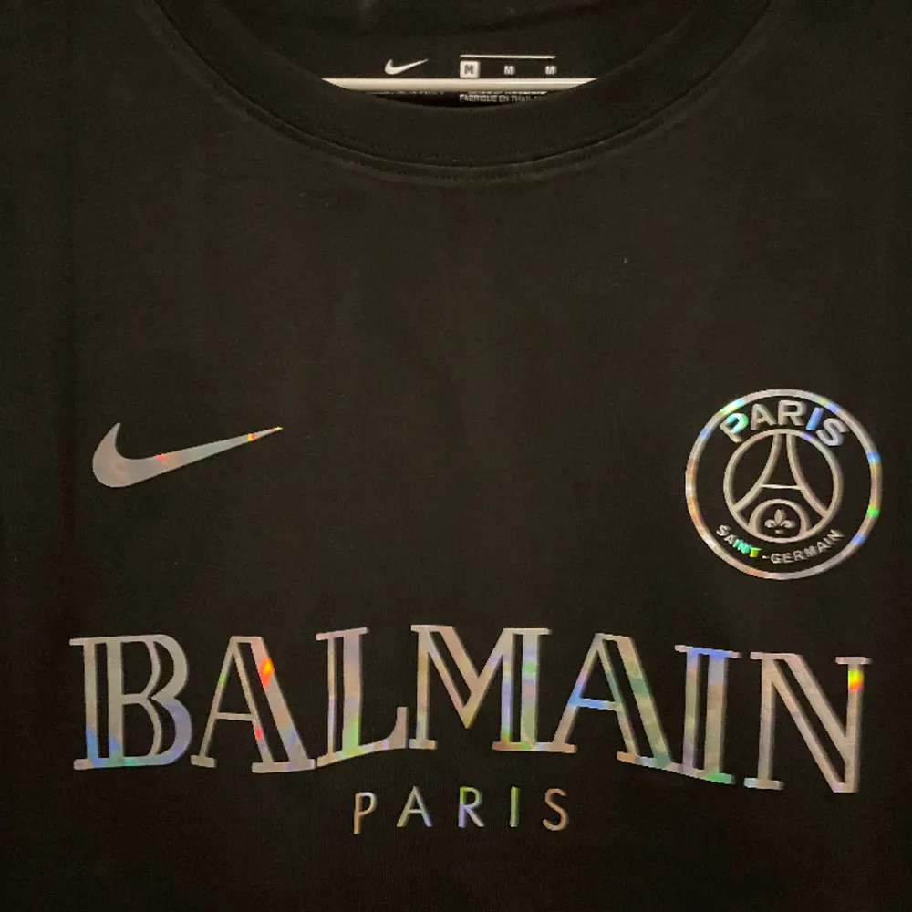 En tröja med psg x balmain x Nike collab  Storlek M. T-shirts.