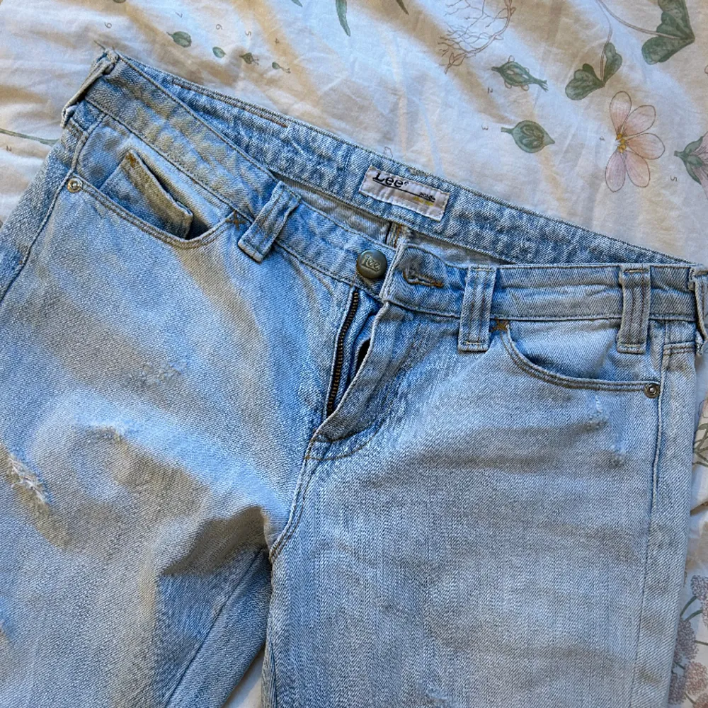 Säljer dessa lågmidjade lee jeans då de är för små för mig, de är ljusblå med några slitningar och lite utsvänga ner till💕 Midjemått ca 38-39 cm Innerbenslängd 80cm. Jeans & Byxor.