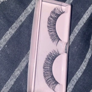 Fransar  - Tre olika typer av fransar,första paret är fylligt med en slutända som går upp, andra paret är naturliga och inte så fylliga, sista paret är fylligare och mörkare. 35 kr st