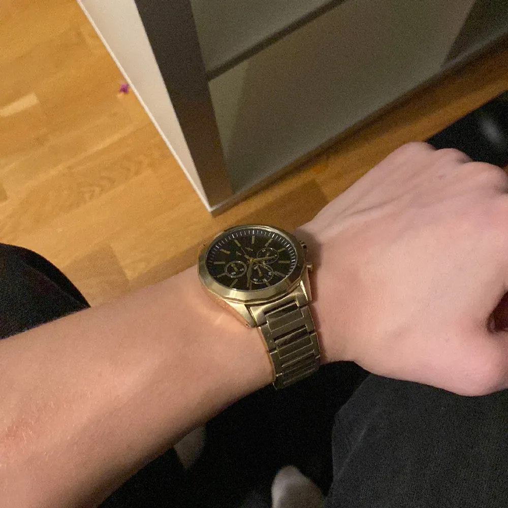 Tjena säljer nu min Armani klocka, köppt för 2299 på Zalando. Allt original medföljer, 10/10 inga repor eller något, skriv vid funderingar, kan tänka mig byten. Accessoarer.