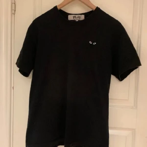 CDG Play T-shirt - En fet CDG Play t-shirt som är välvårdad (äkta). storleken är M men sitter kanske som en liten M, fast inte jätte mycket skillnad. använd ett par gånger.