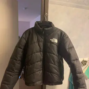 Jättefin o varmfodrad North face jacka st L ,, andvänd några gånger men sonen råkade få några revor på ena ärmen . Kanske något för händig ,, Annars  inget fel o jättefin . Nypris 2500,,, säljs för 500 finns i Åmål 