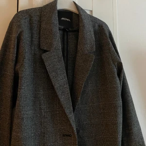 Grå Kavaj/kappa från Monki (tweed)  - Storlek XS, men funkar även för någon med storlek M  Kolla gärna in övriga annonser ✨ 
