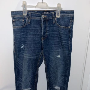 Jack&jones jeans - Lågmidjade sitter snyggt på men lite för tighta för min smak, skriv pm för mått alt fler bilder/frågor