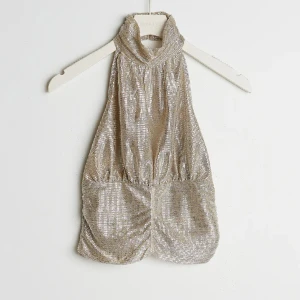 Guldglittrande topp  - Säljer denhär snygga toppen från Gina Trocot! Prefekt för fest och även nu för Nyår💌💃🏼🥂