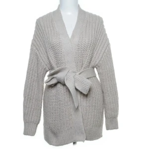 Stickad kofta - Säljer min fina stickade kofta ifrån H&M då den inte kommer till användning💗