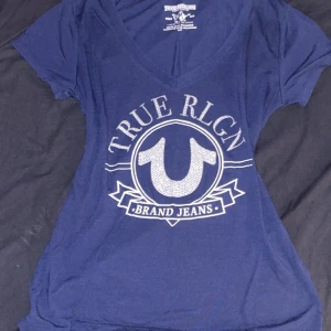 true religion tshirt - super söt marinblå truey tshirt med stretchigt tyg passar S-L💙några diamanter har ramlat av därav priset