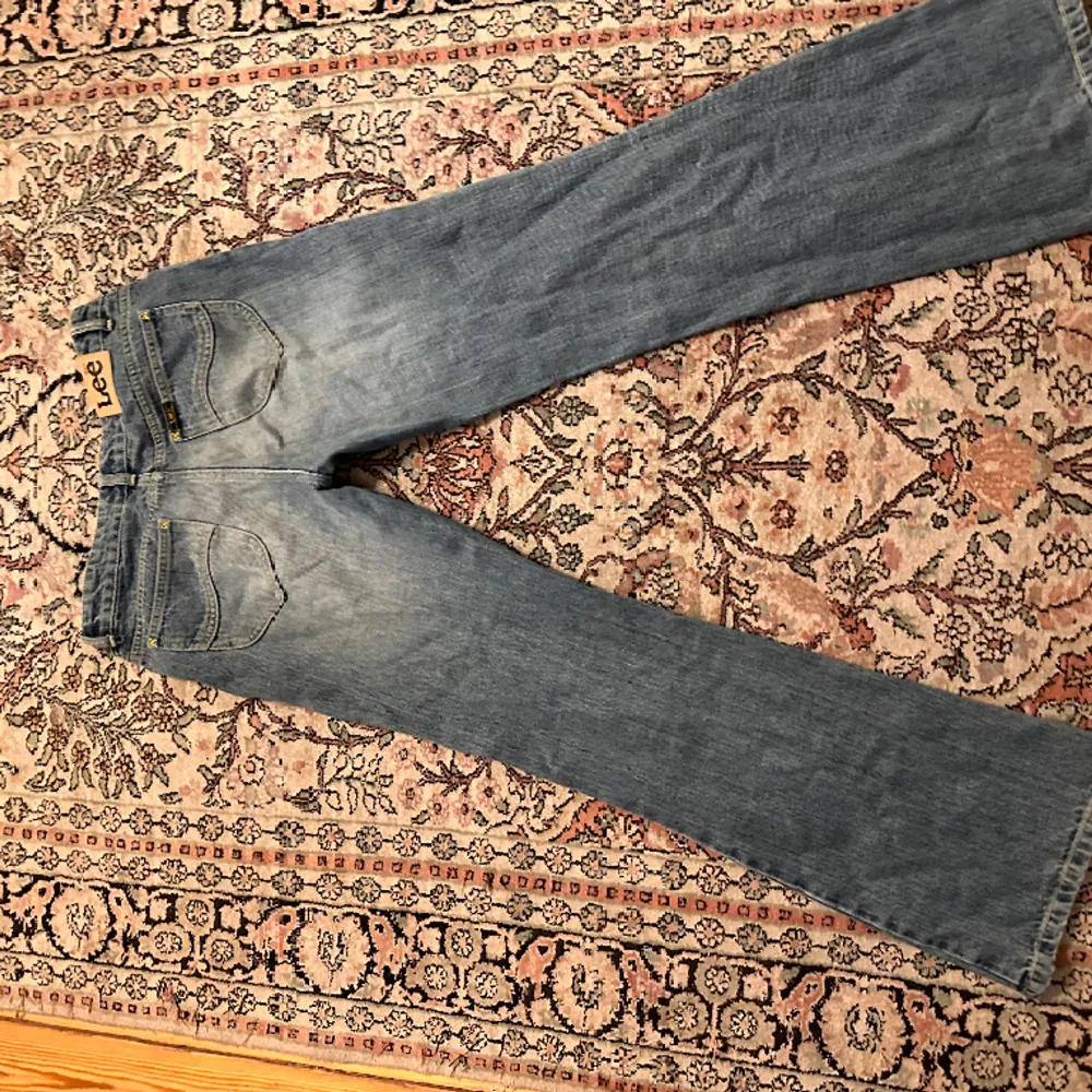 Skitsnygga Lågmidjade och utsvängda jeans från Lee, superbra skick. Midjemåttet tvärs över är 41cm och innerbenslängden är 76cm. De bilder som är uppe är de som finns💕. Jeans & Byxor.