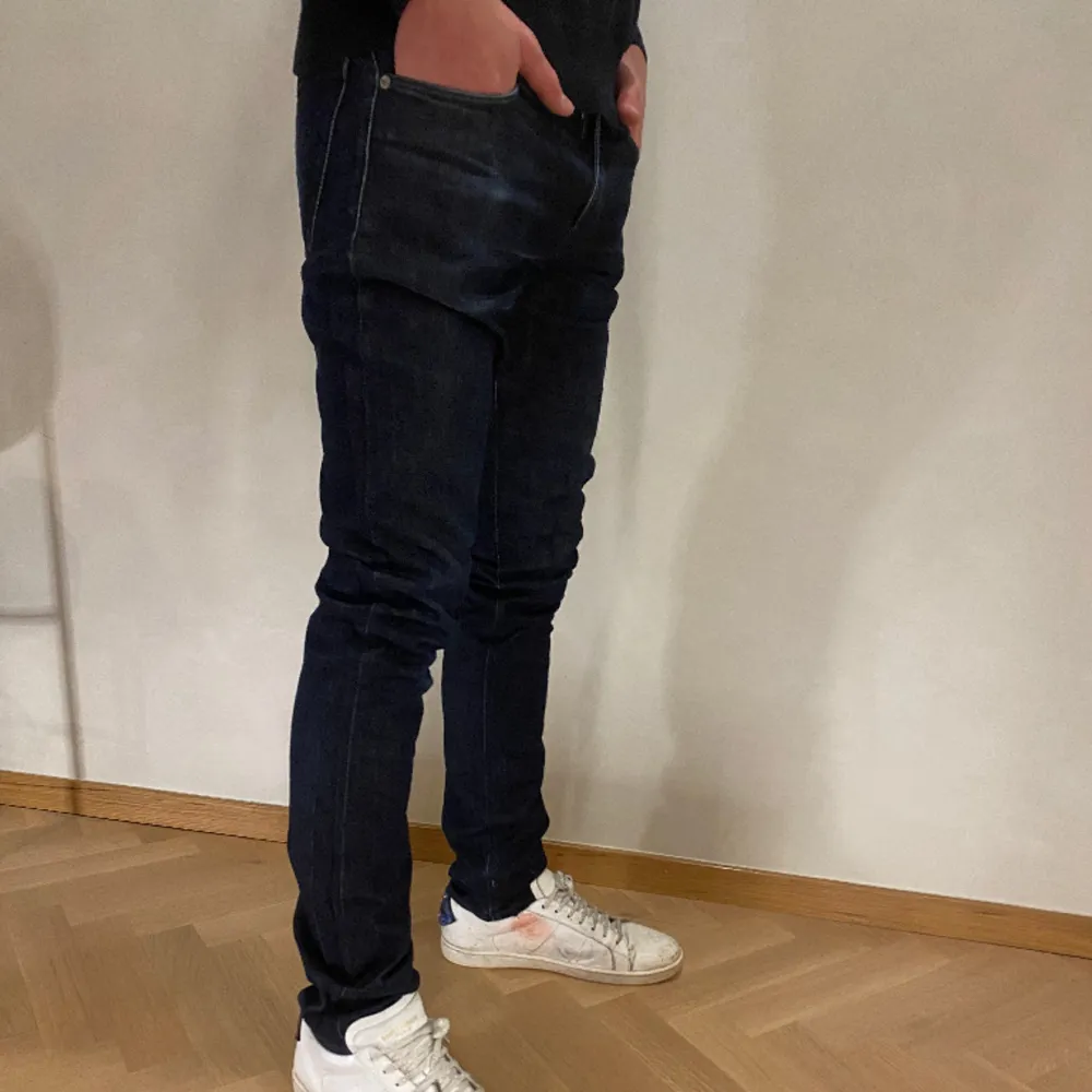 Hej! Säljer nu mina Jeans från märket J.Lindeberg , storlek 32/34 fint skick. Varan är givetvis äkta. Modellen är 180cm och väger 70kg Tveka inte på att höra av dig om du har frågor eller funderingar kring varan! . Jeans & Byxor.