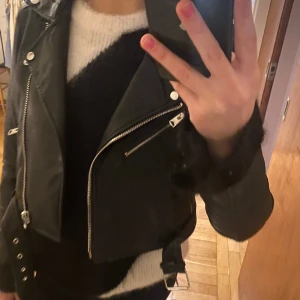 Svart skinnjacka  - Jätte snygg skinnjacka, använd fåtal gånger❣️ Säljer på grund av att den är för liten❤️