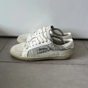 Saint Laurent sl/06 - Tja säljer dessa sjukt fräscha saint Laurent skor, slitaget är en del av modellen om ni undrar något kontakta gärna Mvh/ StockholmStilOutlet 