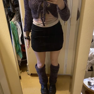 Benvärmare lila - Virkade finns matchande kofta till. Mjuk ull. Paketpris om man köper båda hejhoj