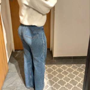 Äkta LEAVIS jeans, high loose stlk 25  Nypris: 1299:- Säljer för 299:- 
