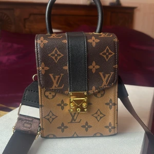 Väska - Säljer en oäkta väska , bred 12cm, länge 16cm, djupt 7cm, 