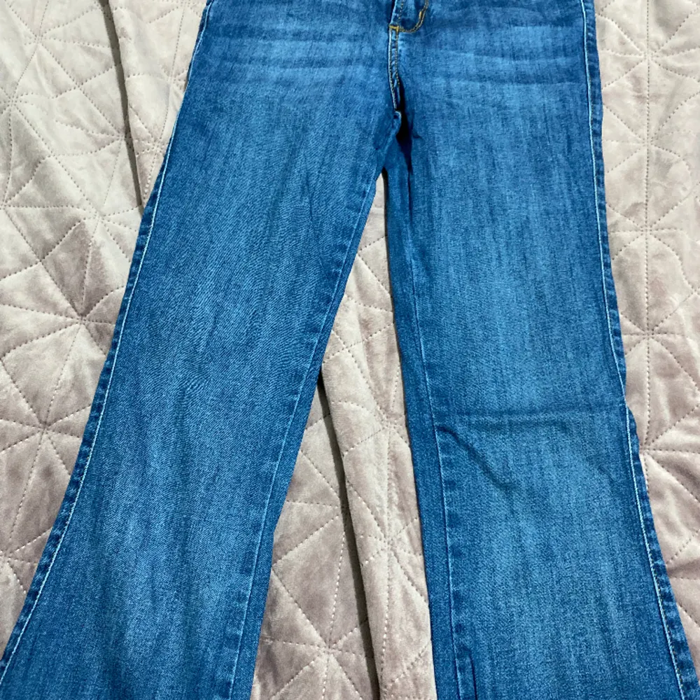 Storlek xs köpte den från Bikbok för 600kr använd för några gånger pris 200kr. Jeans & Byxor.