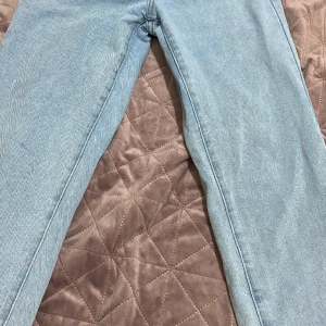 Jeans - Använd endast en gång storlek 36 38 pris 100kr
