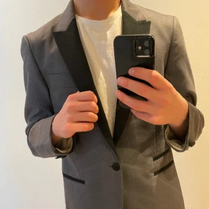 Kavaj Tiger of Sweden  - Riktigt snygg kavaj från Tiger of Sweden i bra kvalité. Storlek 50/52 vilket motsvarar M-L.