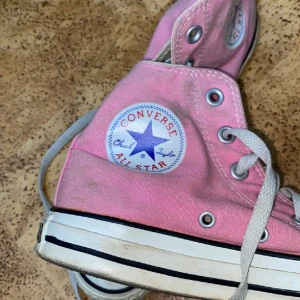 Skor - Converse skor i storlek 38 använd några gånger priset 250 använd några gånger