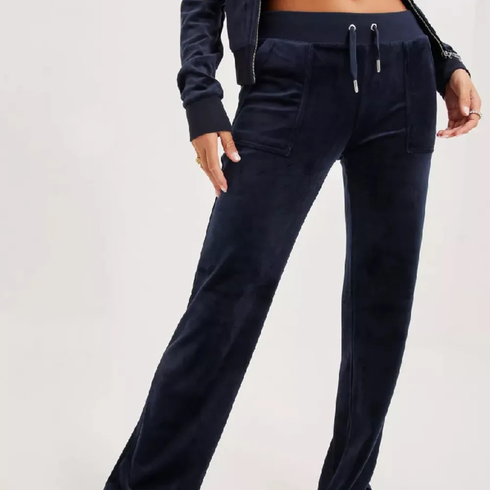 Juicy Couture byxor i mörkblå. Köpta för 1200kr. De är i fint skick utan slitningar och skador. Använda ett par gånger men inget som syns tydligt.. Jeans & Byxor.