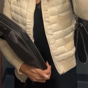 Moncler cardigan - Så snygg Monclear cardigan. Passar till allt. Bra skick. Inga fläckar. 