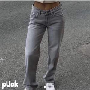 (Lånade bilder)  Säljer mina skitsnygga lågmidjade jeans från Gina då de inte passar löngre❤️ superfint skick❤️