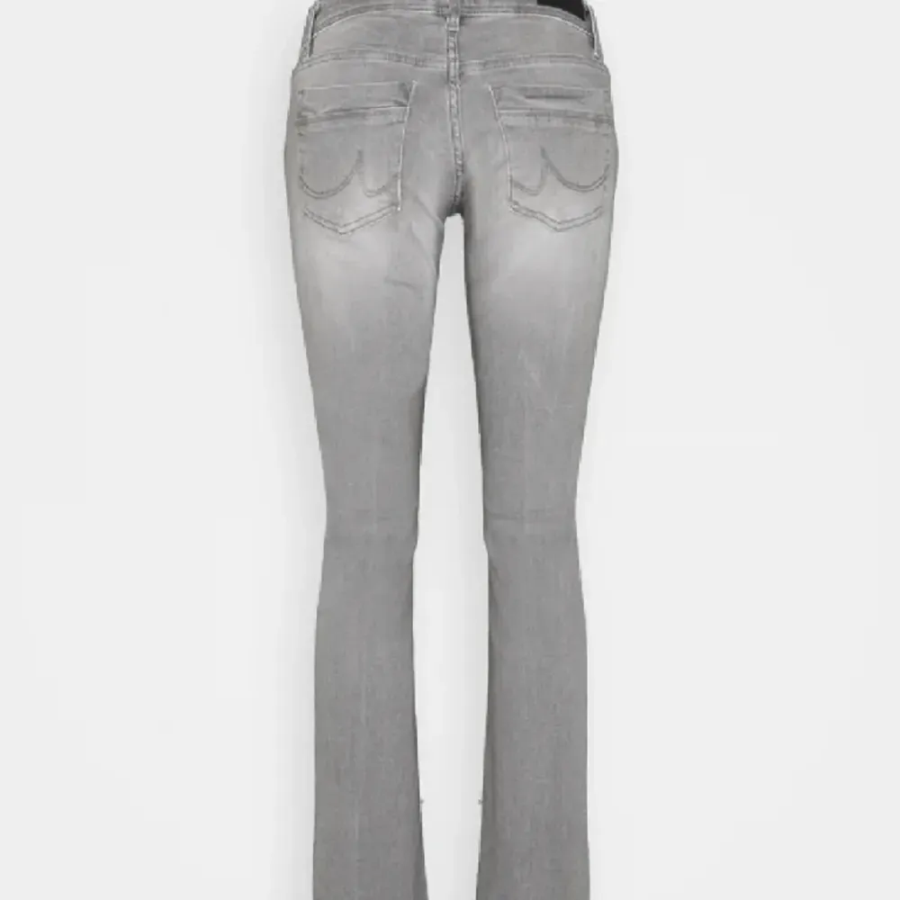 Säljer dess skit snygga gråa ltb jeansen som är helt slutsålda, eftersom de inte kommer ull användning💗. Jeans & Byxor.