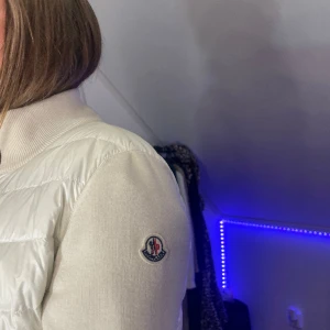 Moncler jacka  - Säljer nu min moncler jacka som jag köpte i april då den inte kommer till användning. Har kvar prislappen. Hör av er vid fler bilder. Köpte den för 8000 och säljer för 5500 pris kan diskuteras vid snabb affär 🥰