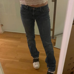 Mörkblå jeans  - Säljer mina snygga jeans med as snygga fickor. De är från 365 sunshine och är köpta på Plick och är i fint skick. Hör av er vid funderingar!✨