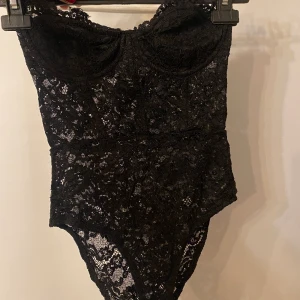 Spetsbody  - Svart spetsbody, bandeu. Märke: Zara. Storlek: S