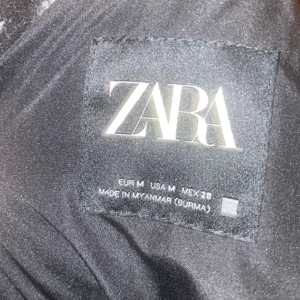 Super fin väst som är köpt ifrån Zara. Knappt använd och är i fint skick🤍. Jackor.