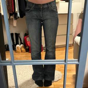 Snygga jeans från Crocker, midjemått: 37 cm, innerbenslängd: 68 cm