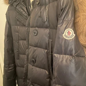 Vintage moncler - Vintage moncler vinterjacka  Säljs billigt pågrund utav att jag inte vet vart den är köpt har ärft den därav inget kvitto heller